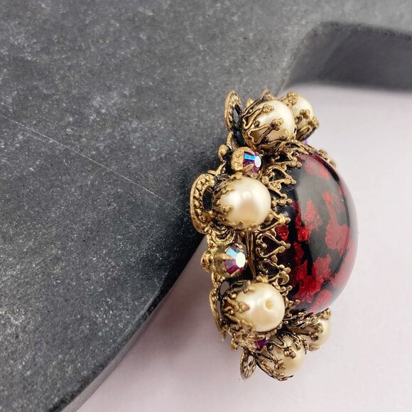 VINTAGE Red and black foil glass faux pearl AB rhinestone filigree round brooch - Picture 5 of 8